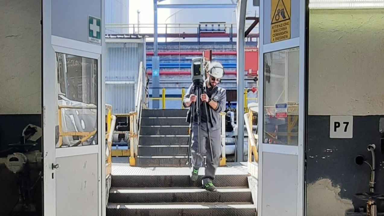 Edison Ramaj durante un rilievo topografico con laser scanner 3D e drone in Lombardia